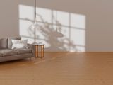Heller, frisch renovierter Wohnraum mit Holzboden und Sonnenlicht an der Wand