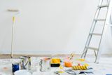 Raum in Renovierung mit Leiter, Farbeimern und Abdeckfolie